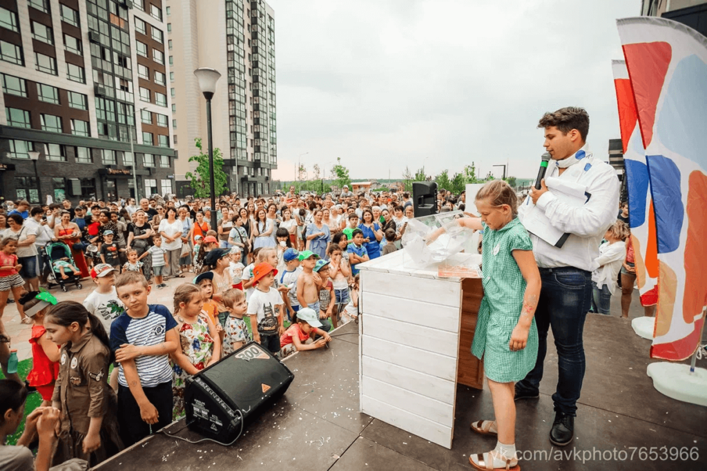 Открытие ЖК Испанские кварталы в Москве - ведущий Денис Федюнов